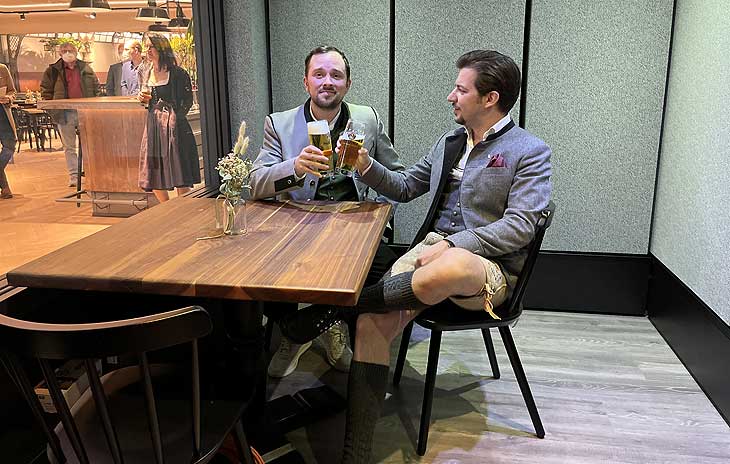 Gläsernes Podcast-Studio im "Herrschaftszeiten. Das Paulander im Tal" (©Foto: Martin Schmitz)